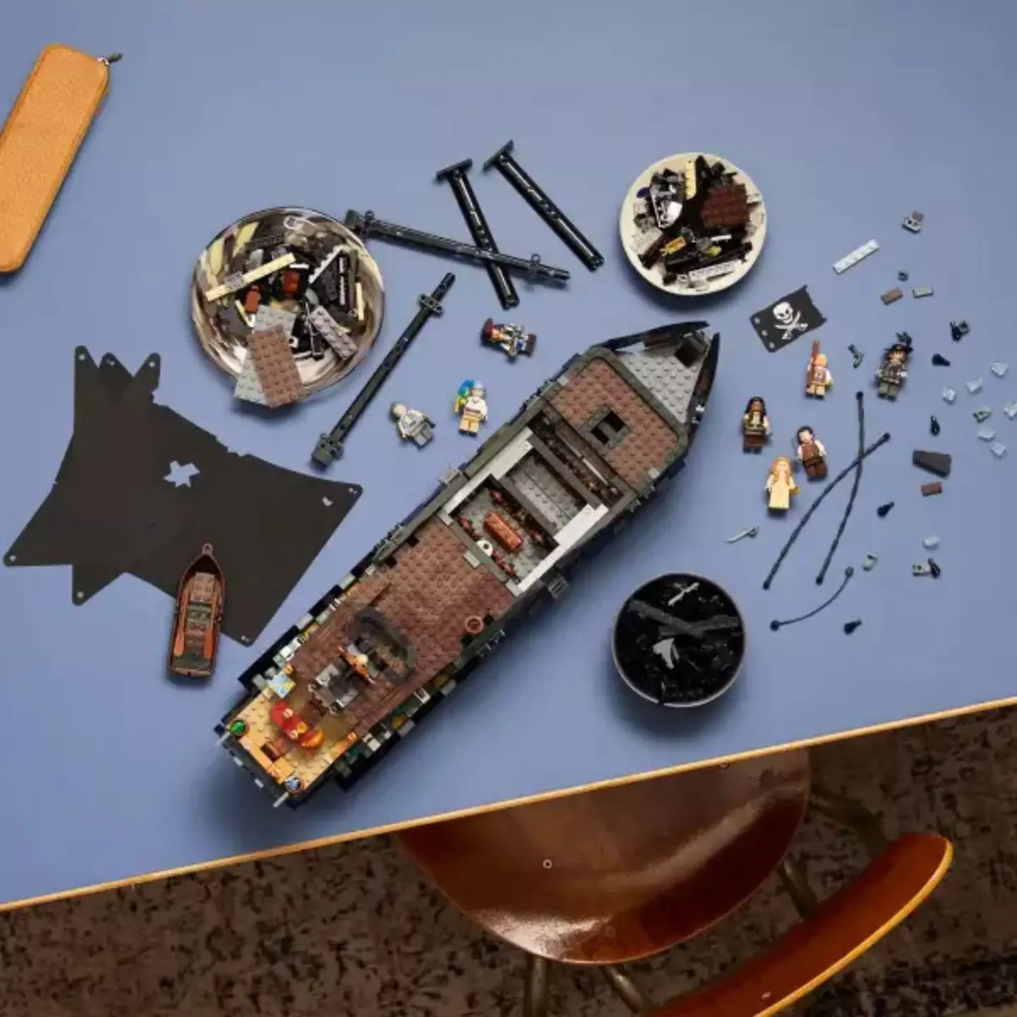 Das atemberaubende Set bietet Elemente wie ein verborgenes Kapitänsquartier und ein abnehmbares Ruderboot (LEGO)