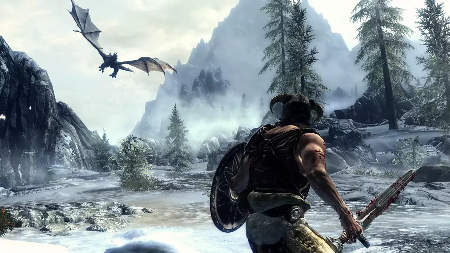 Skyrim-Drache fliegt herein