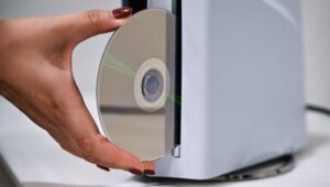 Ein internes PlayStation-Leck deutet auf eine mögliche Kehrtwende bei der physischen Disc-Haltung als erstes Zeichen der Hoffnung hin